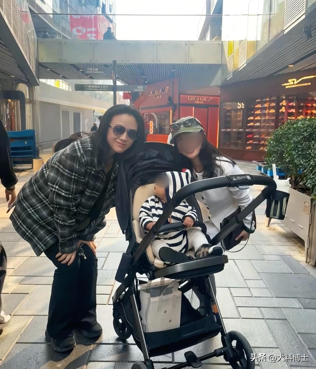 汤唯北京街头逗宝宝， 母爱泛滥
 
近日，有网友在北京街头偶遇汤唯，素颜，黑长发