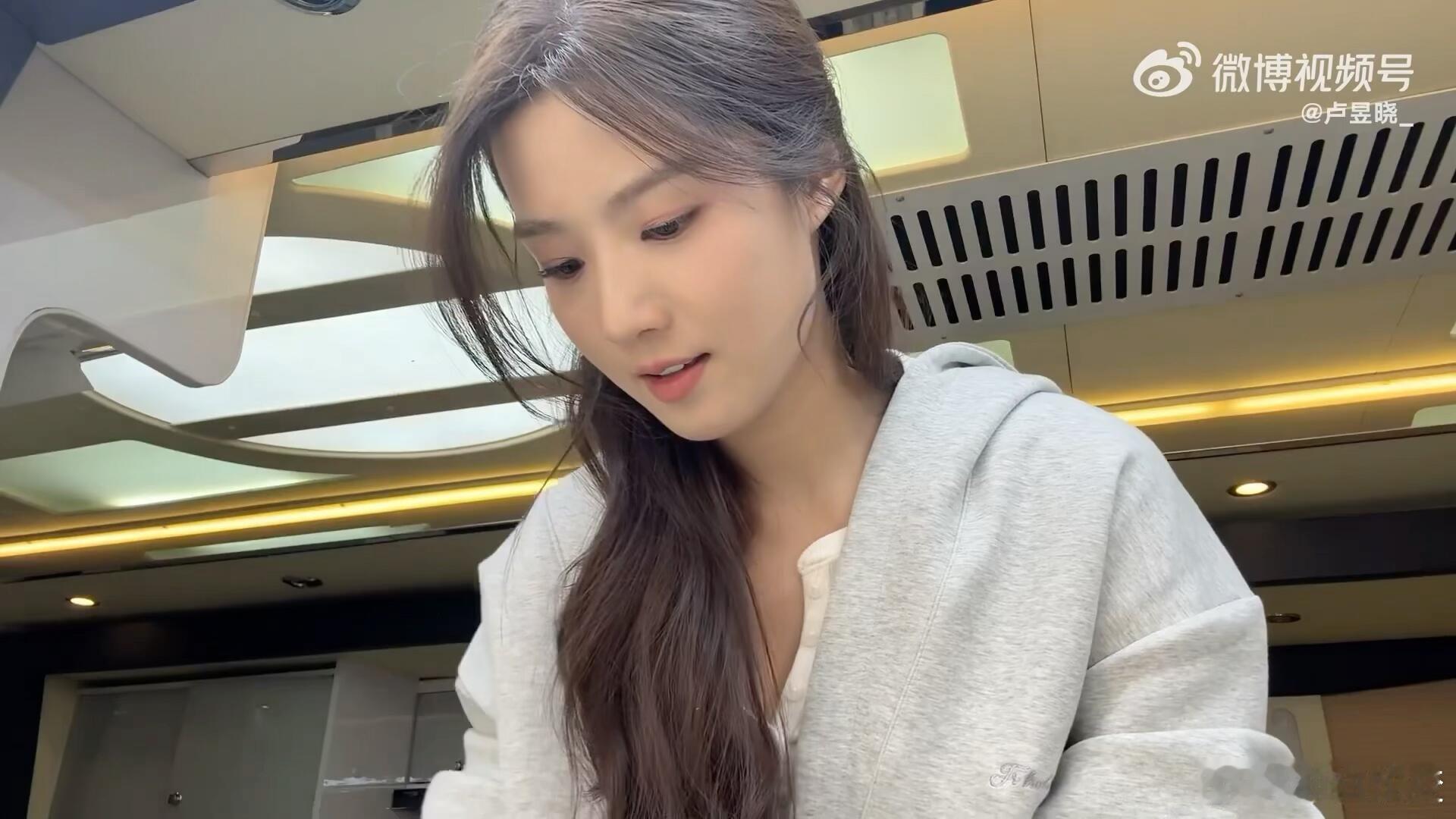 卢昱晓[超话]  卢昱晓！10.23！欢迎来到明意的葱油饼vlog！这两套穿搭都