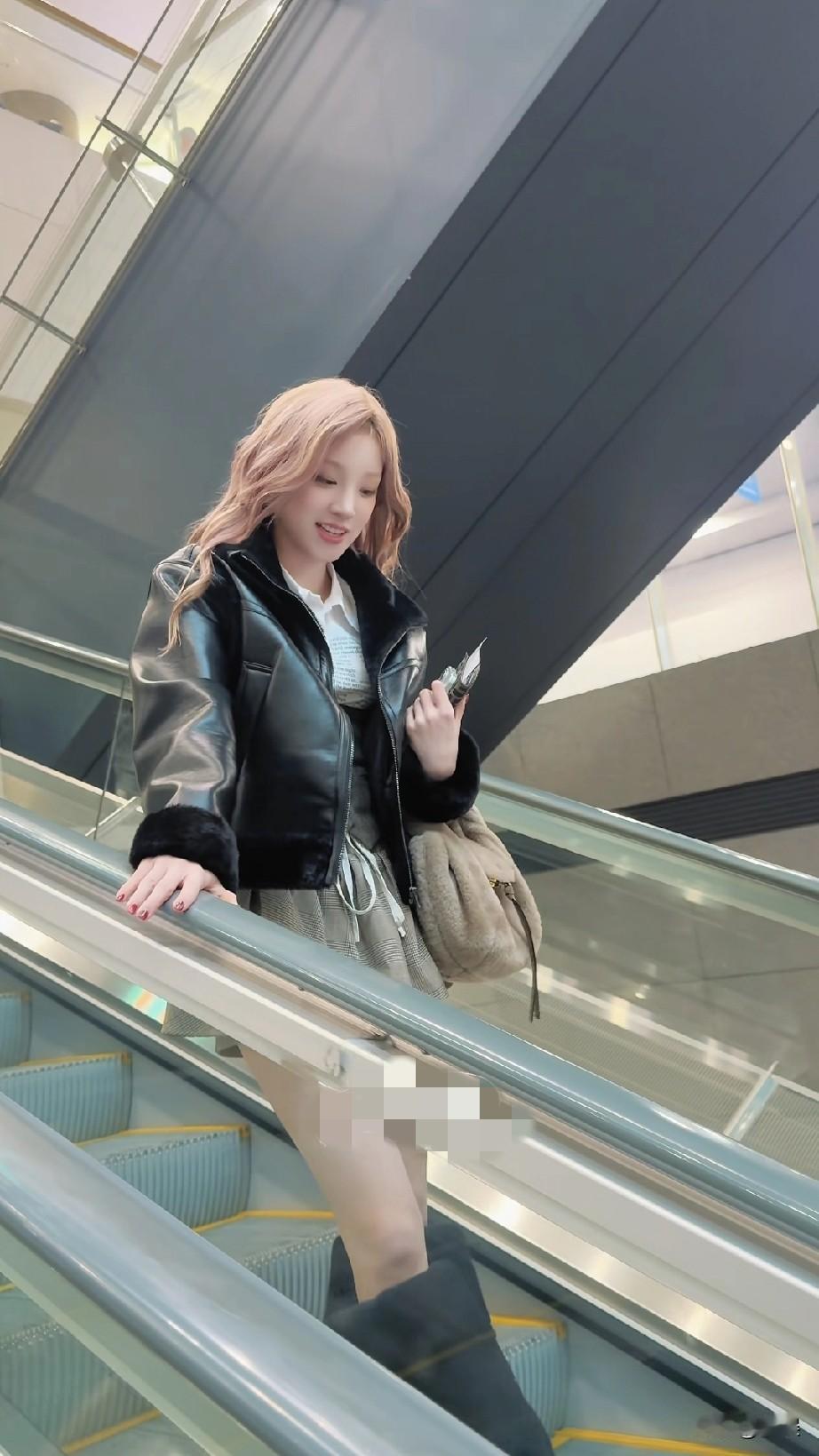 宋雨琦身着黑色皮衣搭配精致内搭与格纹裙，手拿物件、肩挎包包