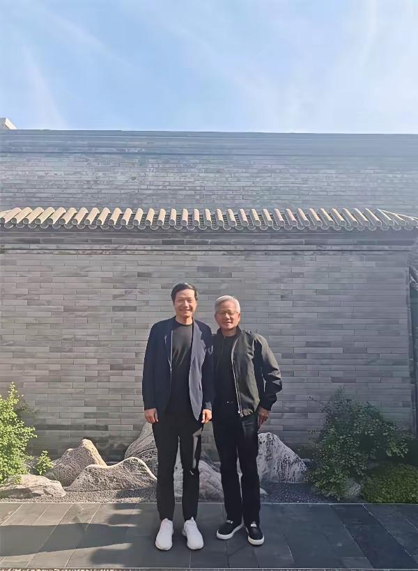 雷军我认识，旁边帅哥是谁？