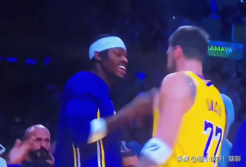 范德彪：嘿！哥们！你怎么不再多拿一个助攻
完成50＋三双，面对这个问题东契奇一笑