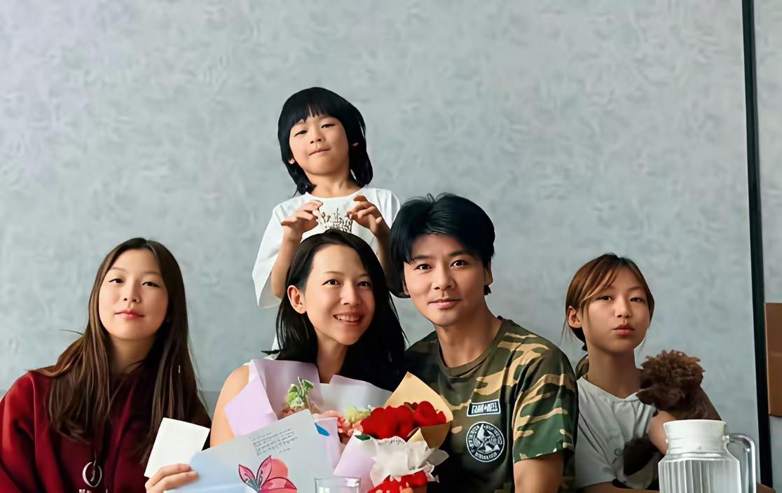 张晋蔡少芬一家子的合影，蔡少芬年轻时候的盛世美颜没有遗传给女儿们，女儿虽然看着可