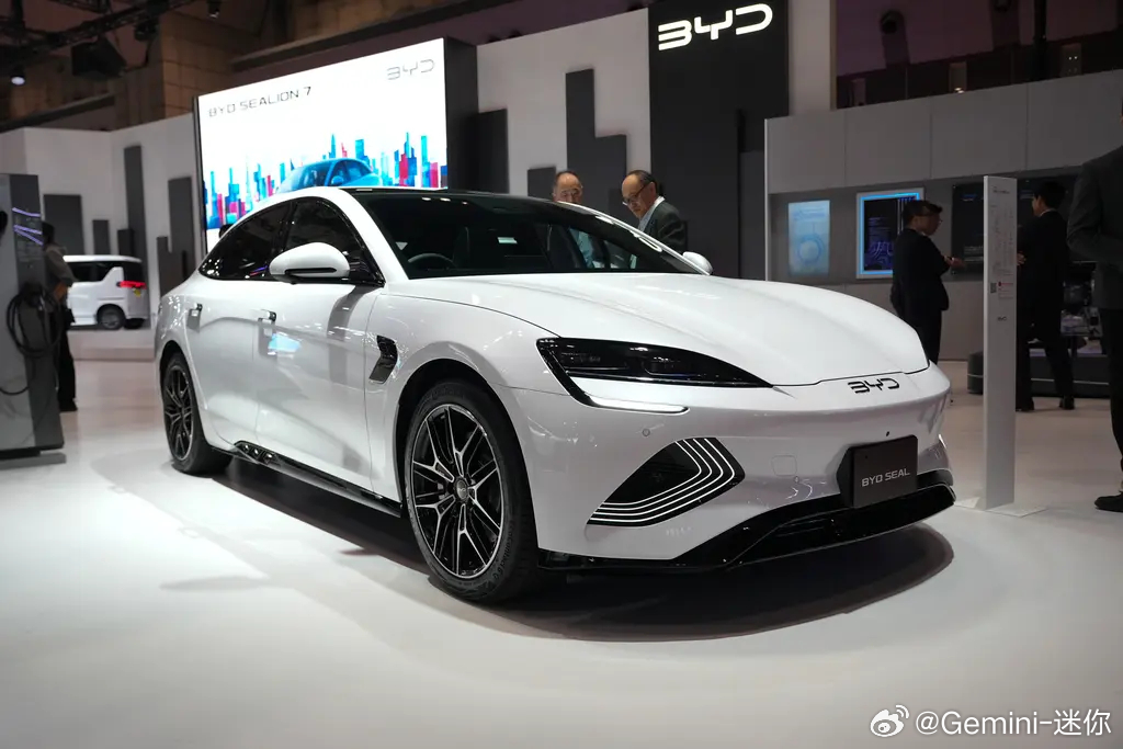 中国人：欧洲人真富有，连租出车都是奔驰欧洲人：中国人真富有，连出租车都是比亚迪比