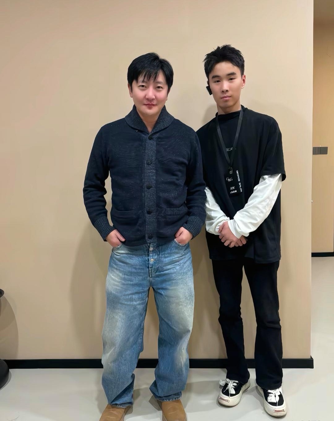 46岁郭京飞现身辽宁省一家发廊剪头发，他的穿衣打扮帅气有型，身材微胖，现实中要比