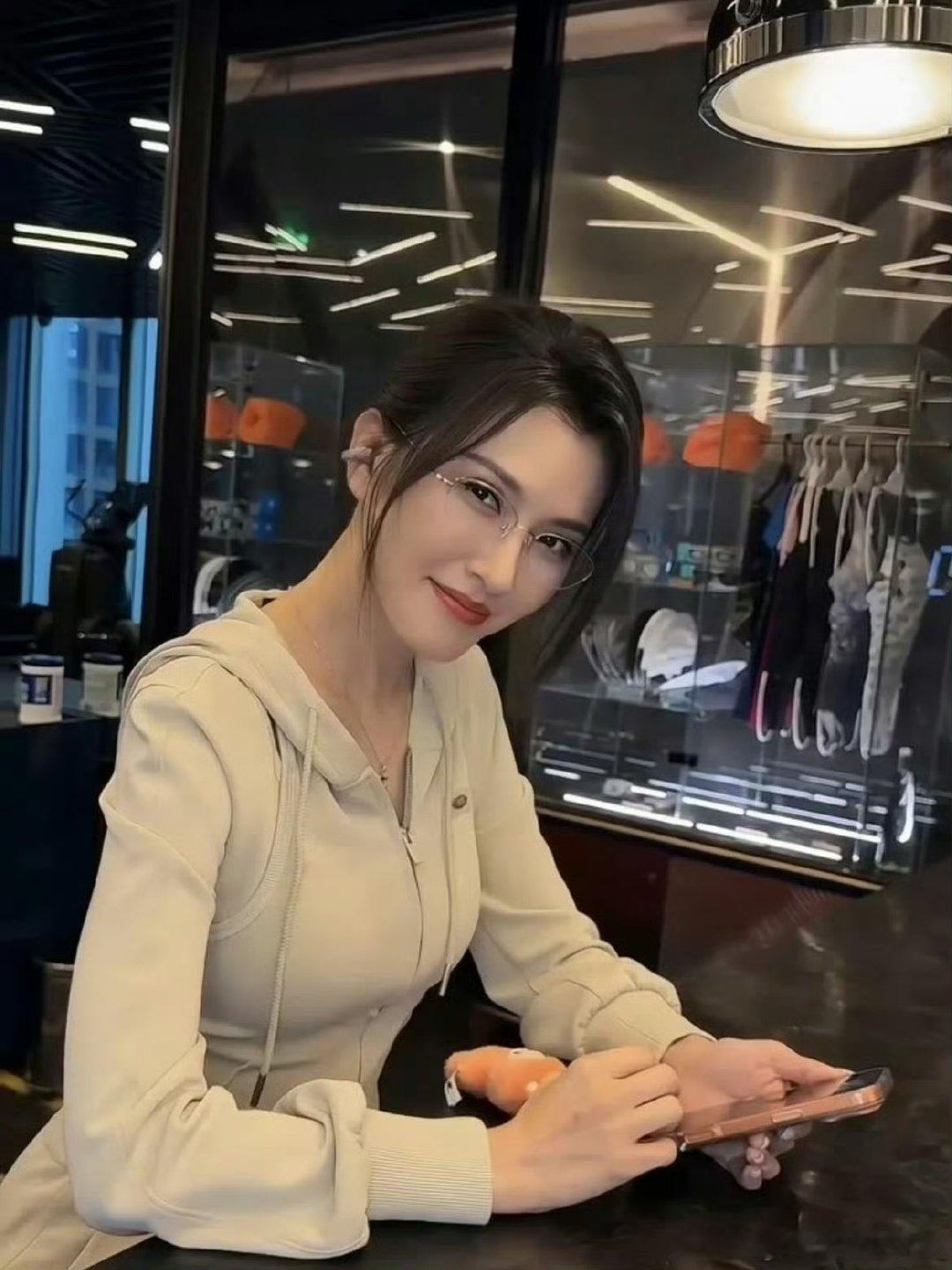 徐洁儿妃英理走进三次元的样子 乘风2026 救命！徐洁儿怎么能这么贴妃英理！利落