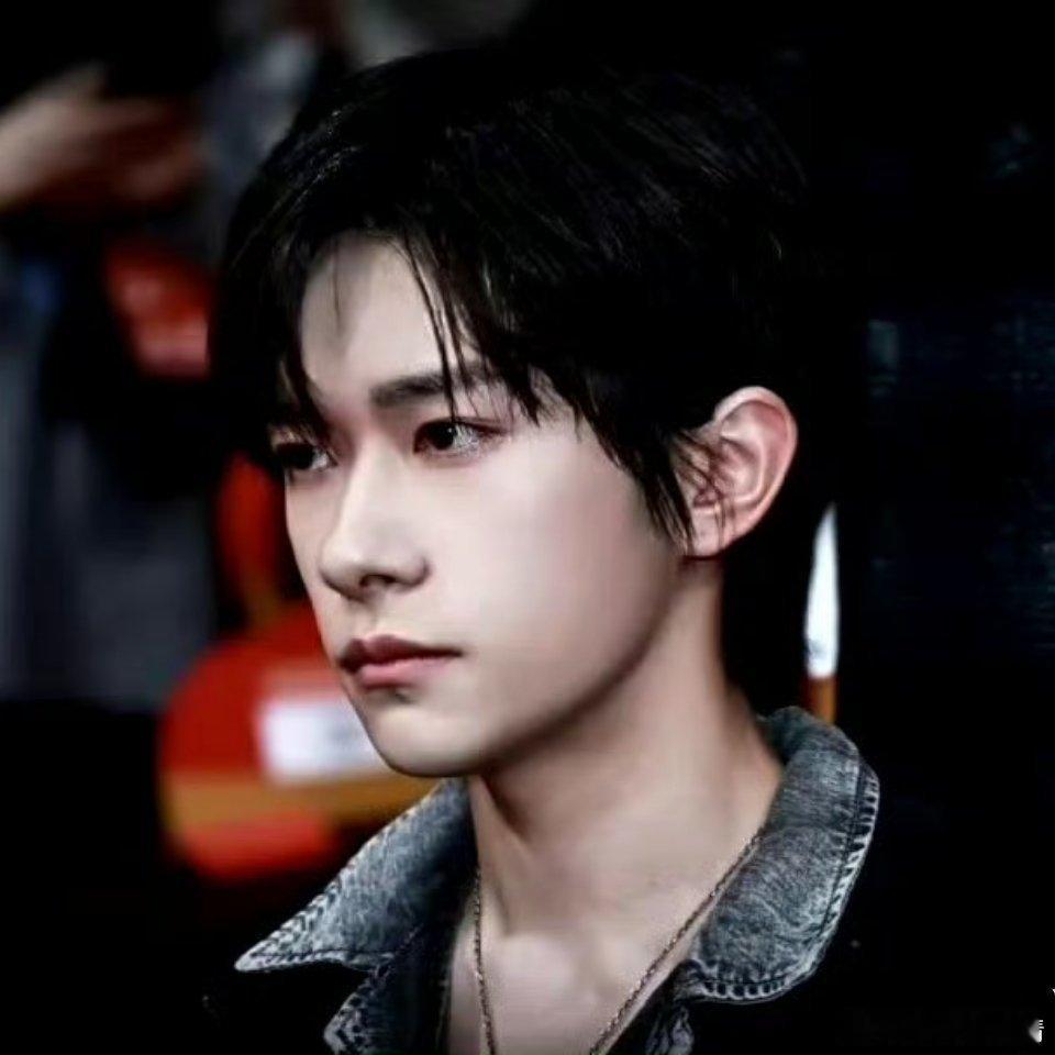 易烊千玺打耳洞了这张粉丝精修幻视王俊凯了 