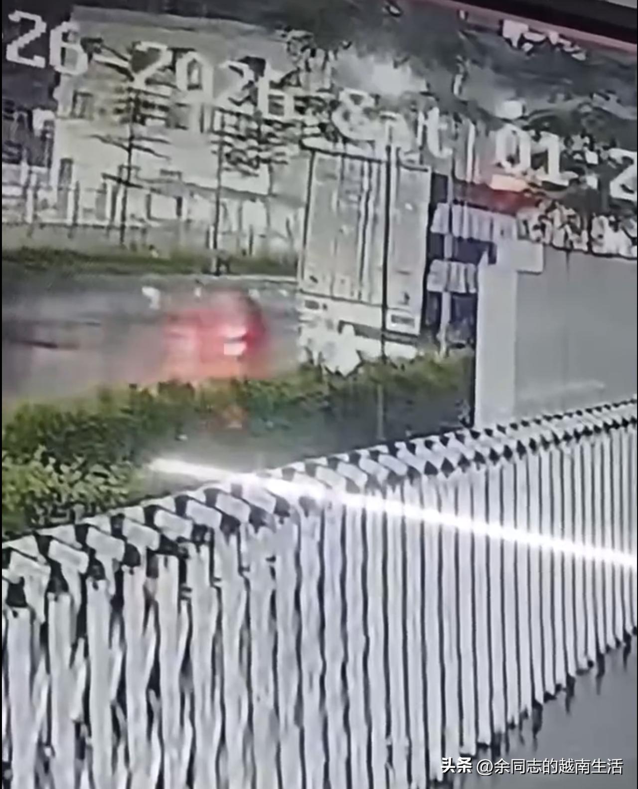 凌晨4点多，我正在车间巡查，越南女班长突然远远的伸手招呼我过去她的办公桌那里。我