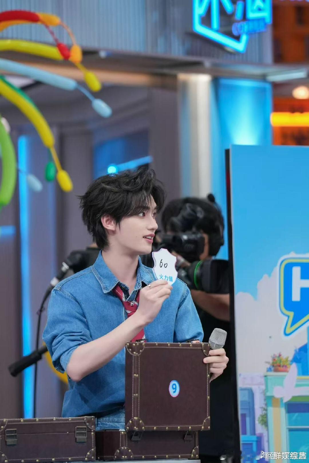 丁程鑫干坏事的时候一点儿不嫌累你好星期六看丁程鑫在你好星期六干坏事，全程嘴角就没