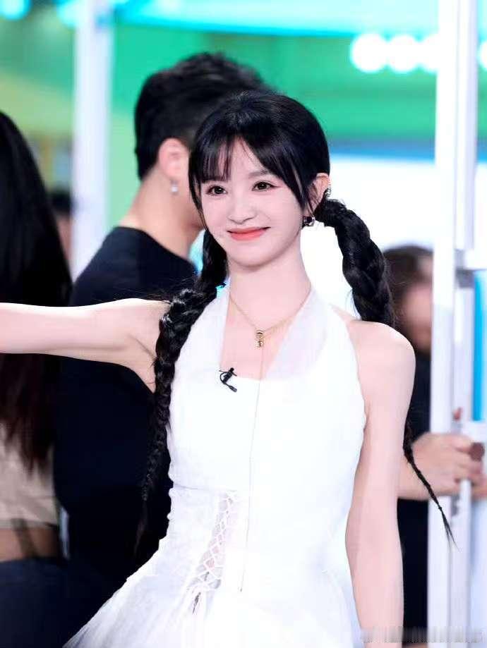 田曦薇不语只一味的甜  你好星期六  田曦薇在《你好星期六》的白裙麻花辫look