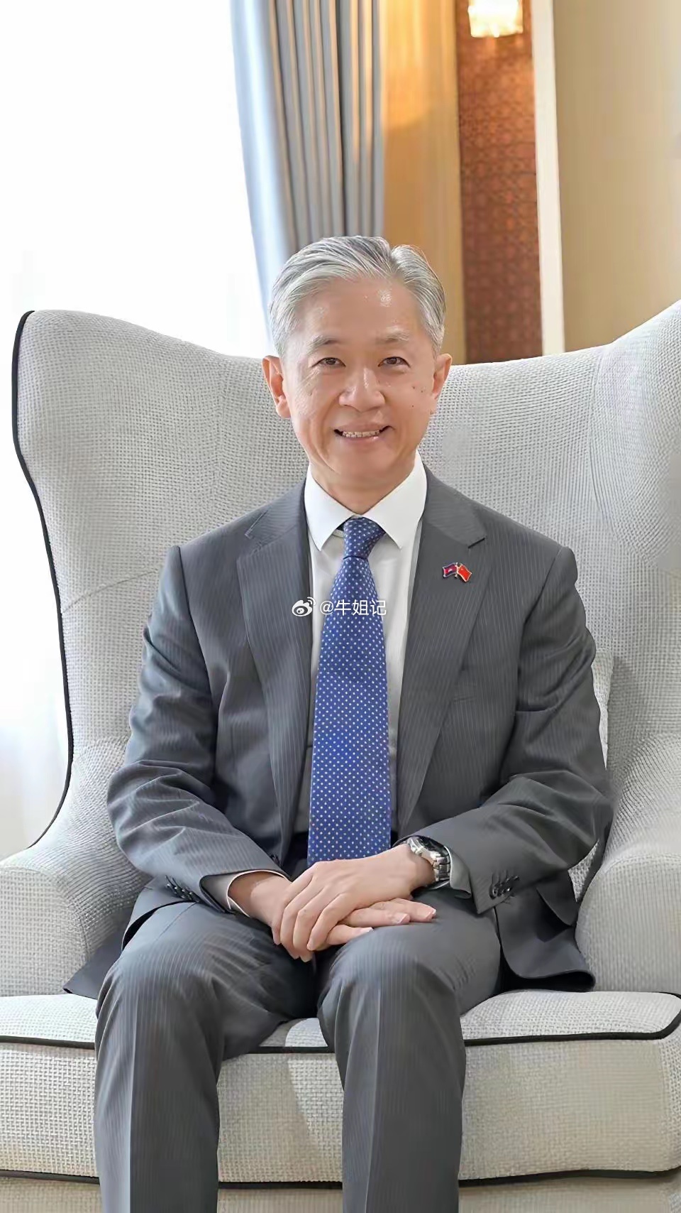 一身书卷气，万般皆从容。 