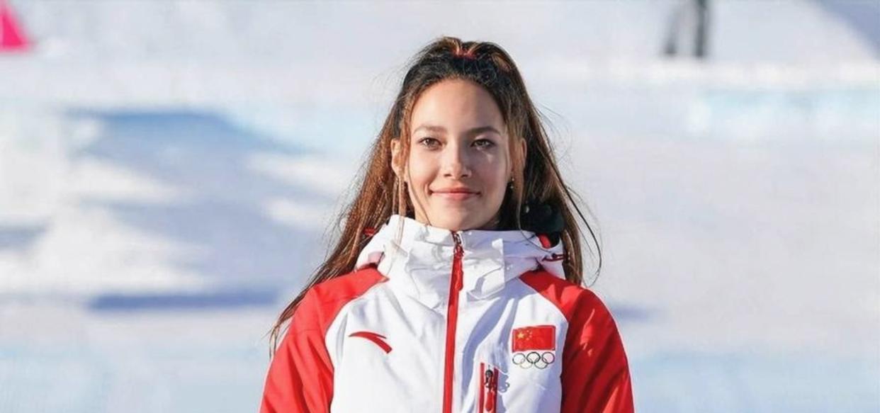 谷爱凌坦言：在美国的日常不是领奖，而是被跟踪、被殴打，甚至收到“断腿”威胁。她终