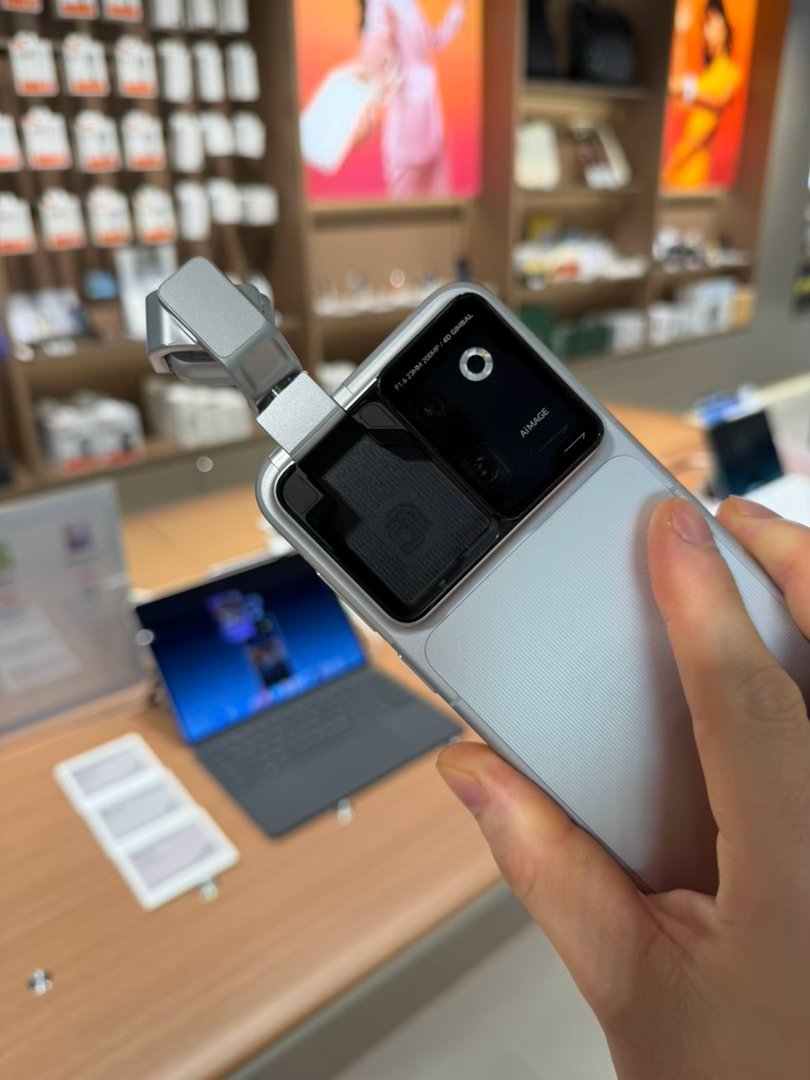 今晚荣耀Robot Phone就要发布了，本以为是概念机，没想到还真量产了。相机