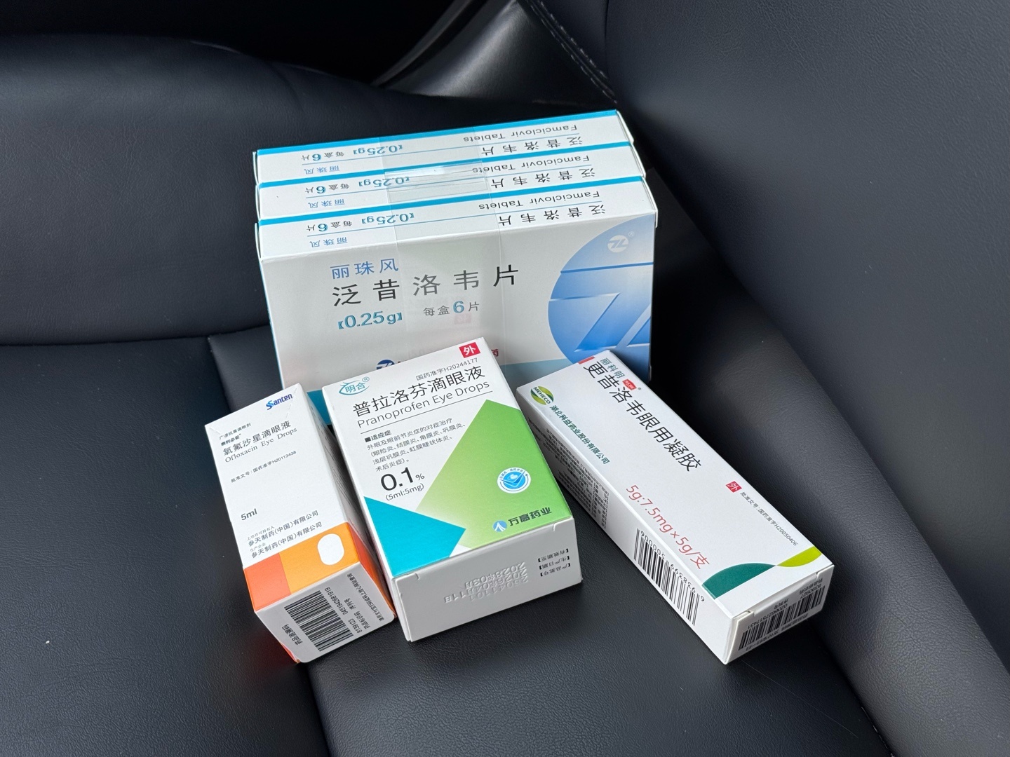 用 AI 太猛把眼睛用伤了，配了一堆药…最近要注意休息了。 