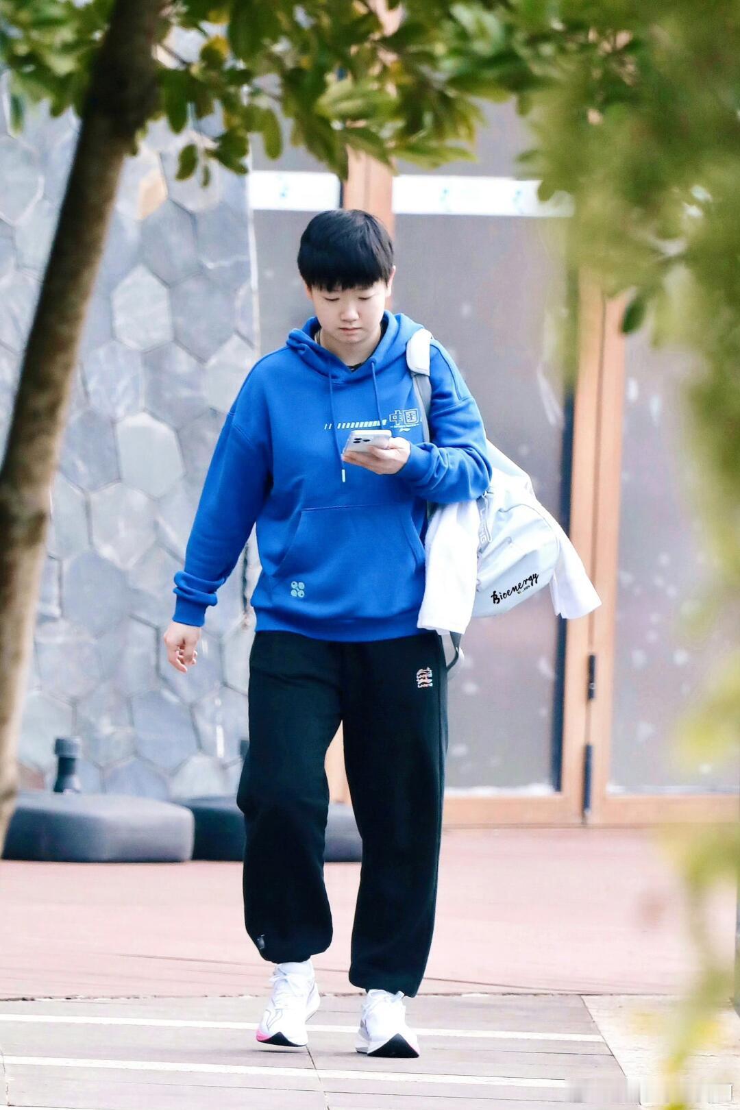 今日份早训的孙颖莎，是蓝色的莎宝[全力以赴][全力以赴] 