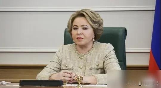 最近俄罗斯有个新闻挺炸的，联邦委员会的主席马特维延科说女孩18岁就该赶紧生孩子，