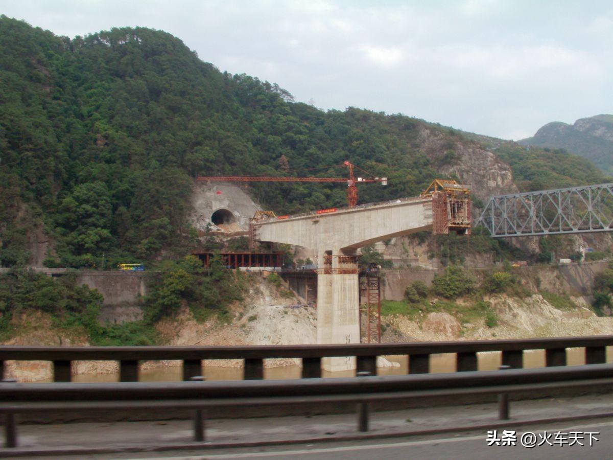 2011年9月乘坐公交车经过北碚观音峡看到建设中的襄渝铁路上行线朝阳嘉陵江大桥和