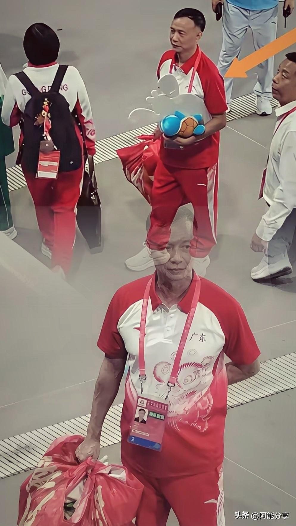 真的是要笑麻了，何教练就这么用一个红色布子把婵宝的宝贝娃娃们水灵灵包走了！
 