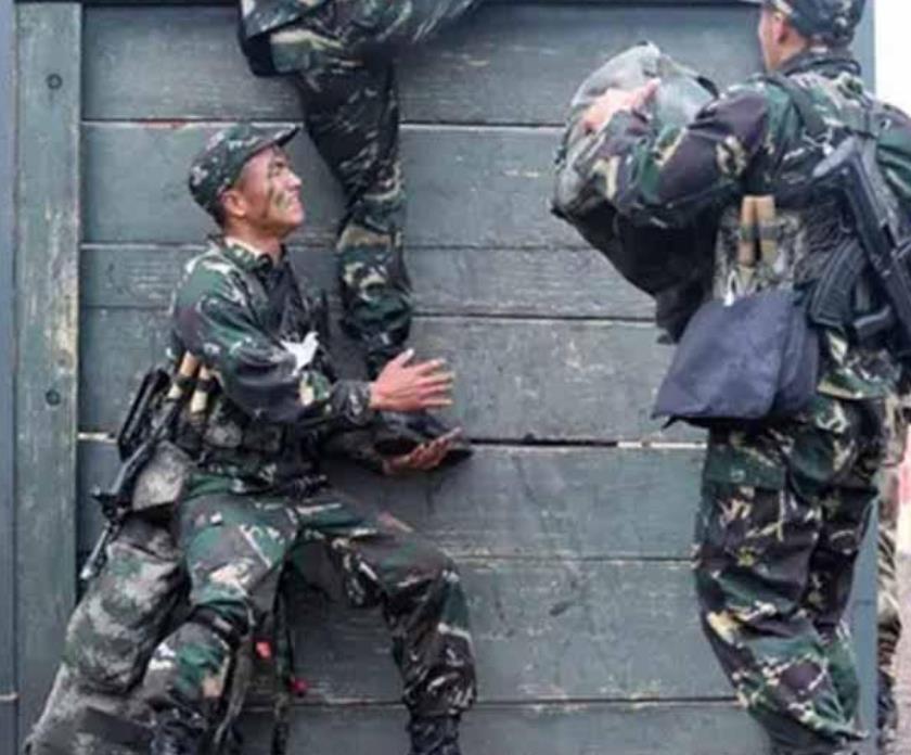 “欢迎你们参加国际特种兵竞赛，不过你们东方小个子比不了欧美特种兵，比赛中不要勉强