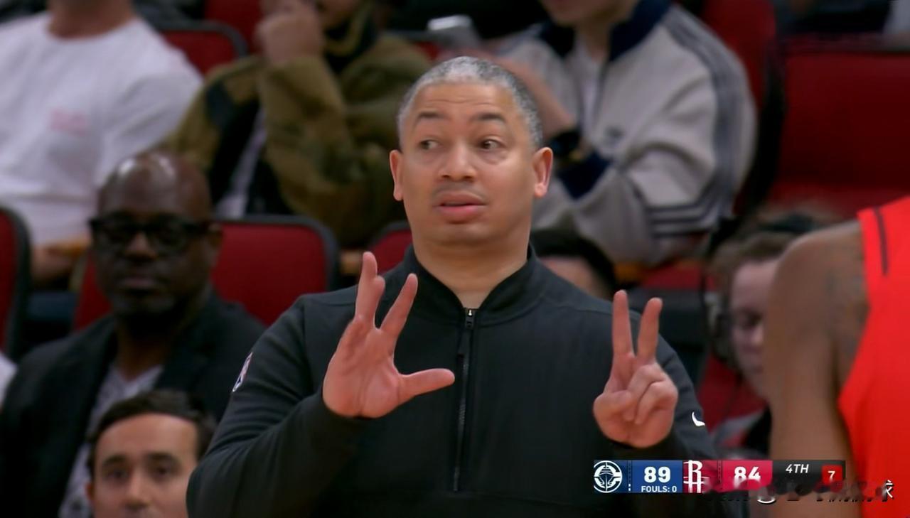 快船主帅泰伦-卢真是太会拍马屁了！在今天快船客场以105：102险胜火箭的赛后采