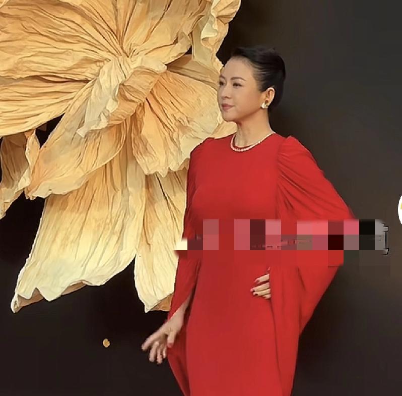 章子怡不愧是你啊！

3月20日晚，章子怡亮相电影红毯活动，一袭红色长裙惊艳全场