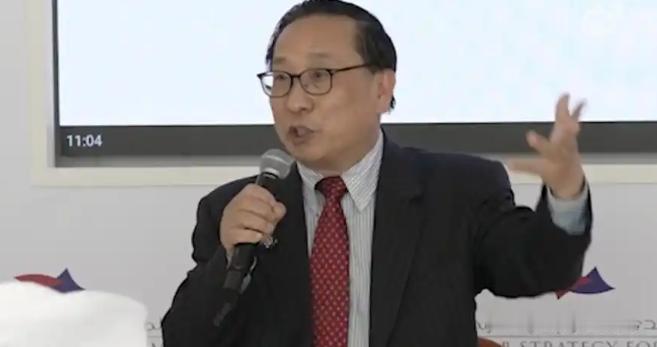 高志凯站在菲律宾的讲台上，灯光聚焦在他身上，台下坐满了学者和记者。他清了清嗓子，