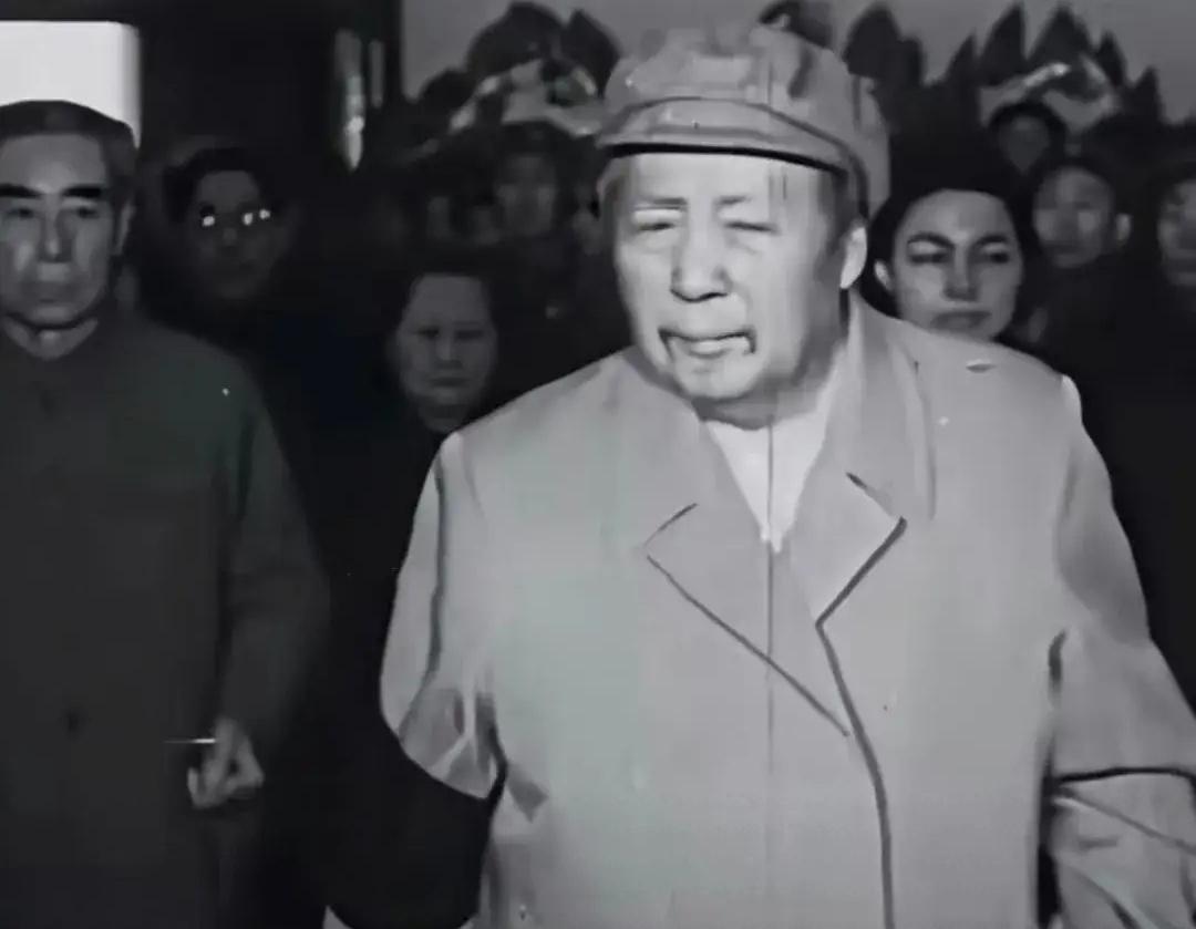 毛主席与陈毅元帅跨越半生的深厚情谊，亲自来到追悼会现场。
 
毛主席和陈毅元帅的