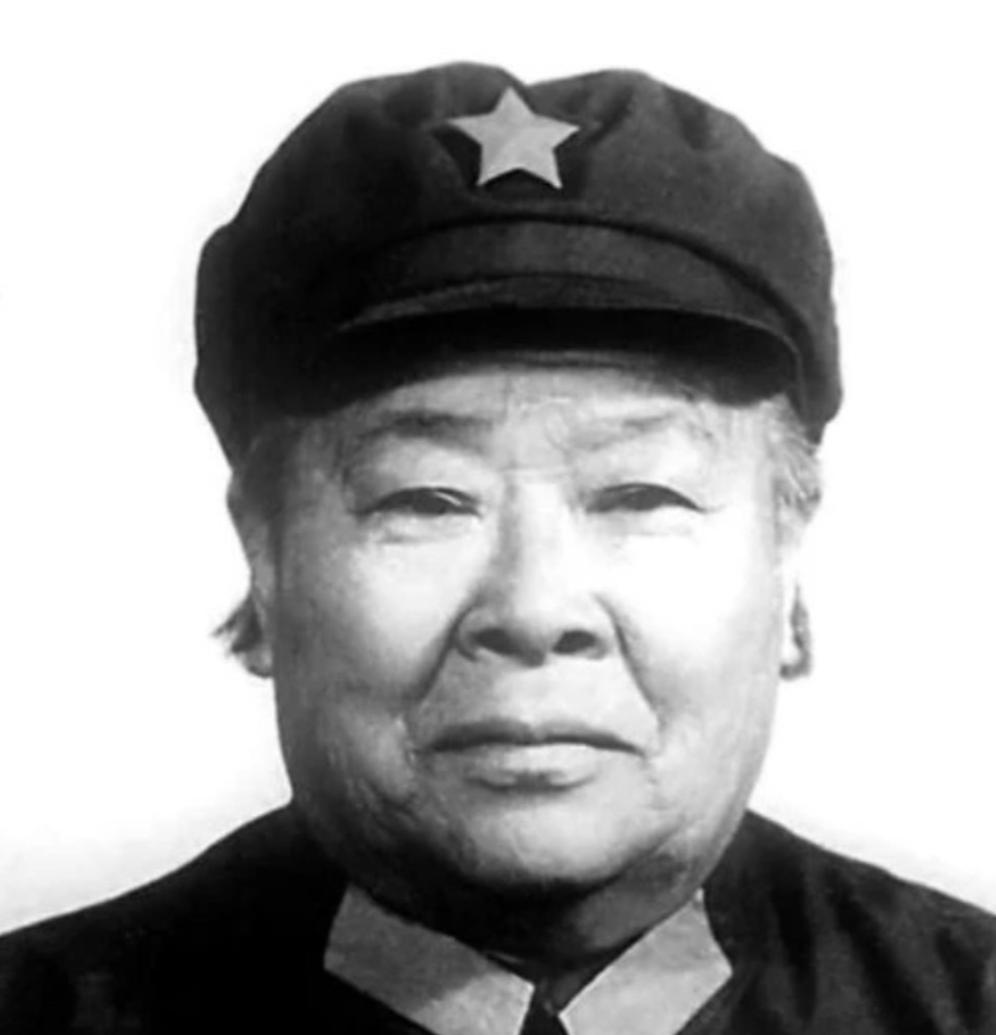 1933年，许世友听说部队来了个武当女兵。他大步走过去，笑着说：“我倒要看看，是