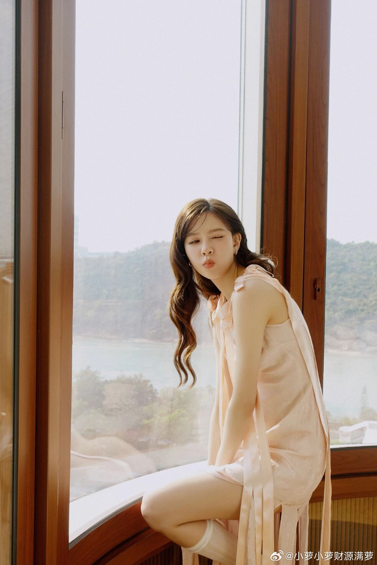 宋妍霏 宋妍霏春日写真，灵动气韵解锁柔美裙装穿搭 