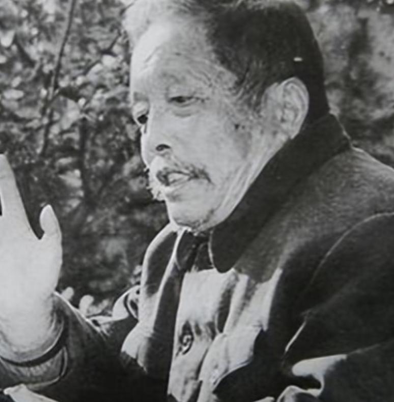 1956年，南通市土地庙里，一个跑江湖的汉子抓起一条剧毒腹蛇，冲着蛇头，伸出舌头