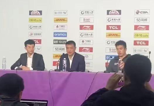 北京北控男篮刘晓宇邹雨辰到底是啥意思？
在赛后接受采访时，北控男篮主力中锋邹雨辰