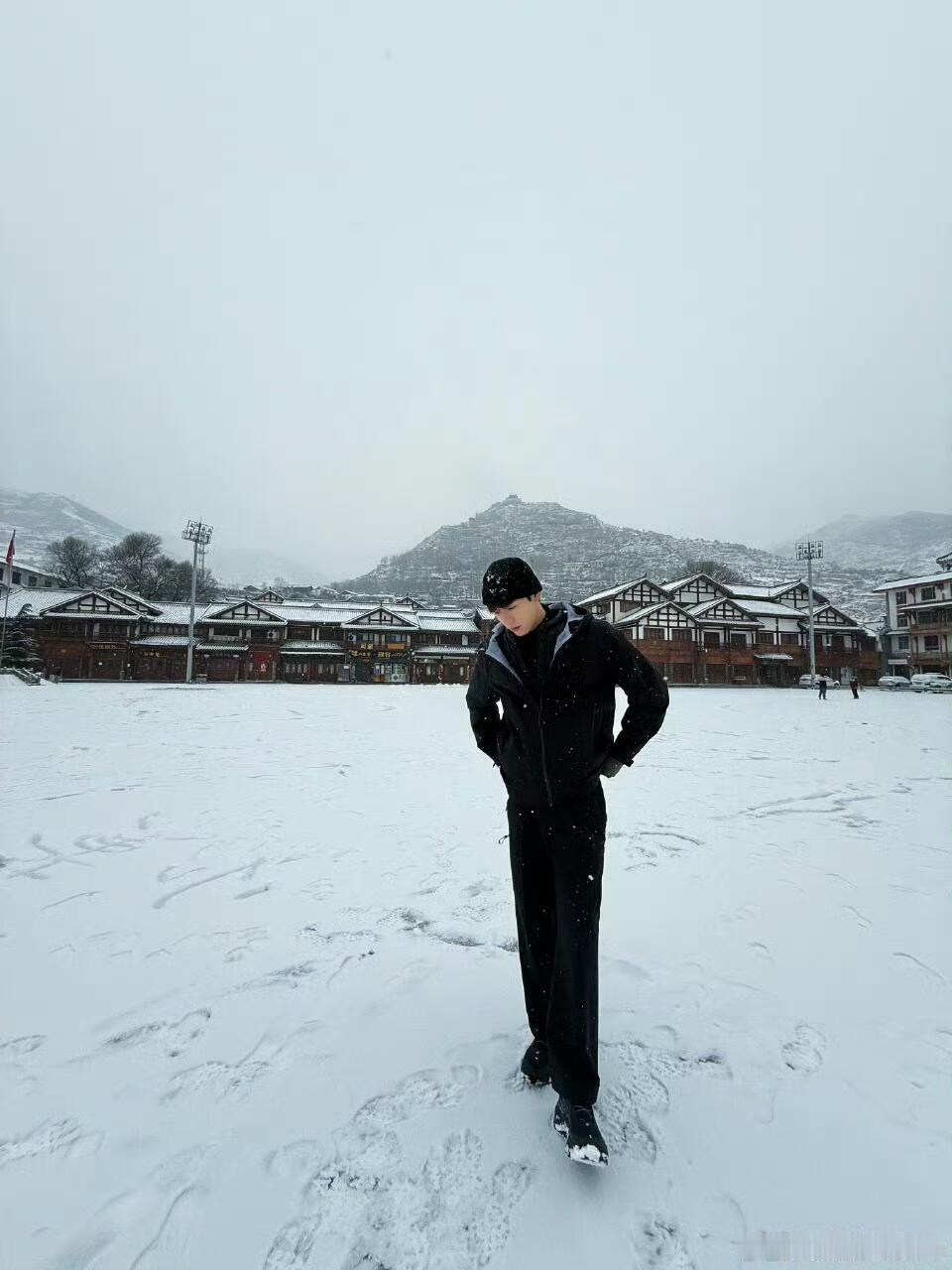 龚俊在巴黎到底干了多少事龚俊三地通勤实录 巴黎行程排得满满当当，连轴转拍物料看大