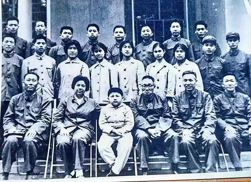 这是在抚顺湖上宾馆（大伙房水库）拍摄的一张老照片。
时间是1979年前后。