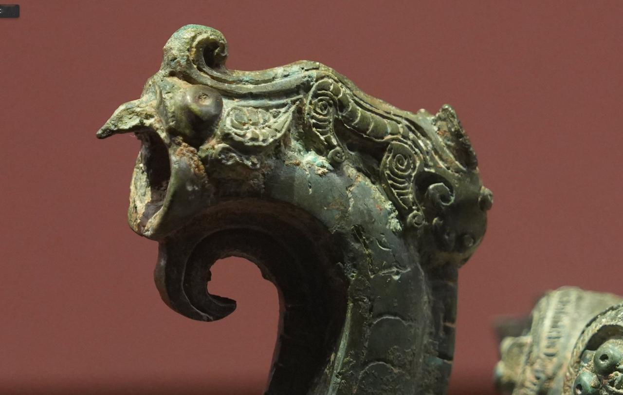 不得了，湖南省博象尊鼻尖上神兽的腿部，也是 𓇮 𓏏 𓍢 ，只不过 𓏏 铸