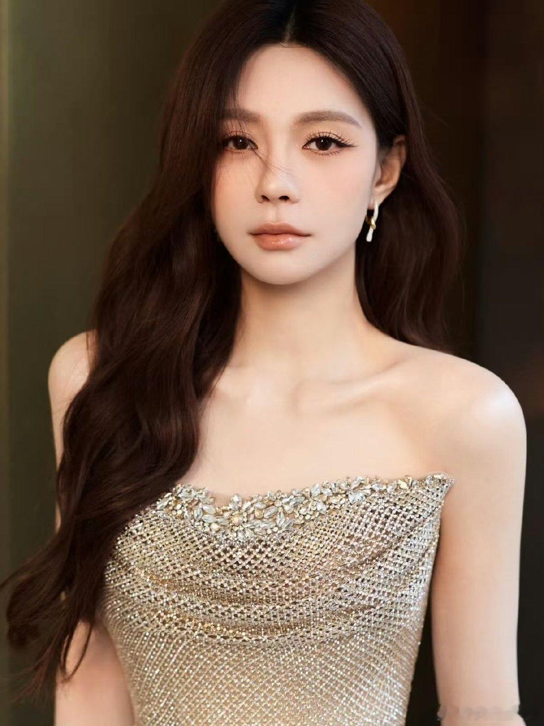 沈梦辰鎏金礼服造型声鸣远扬直播沈梦辰鎏金礼服封神！裙摆摇曳间，美到让人移不开眼 