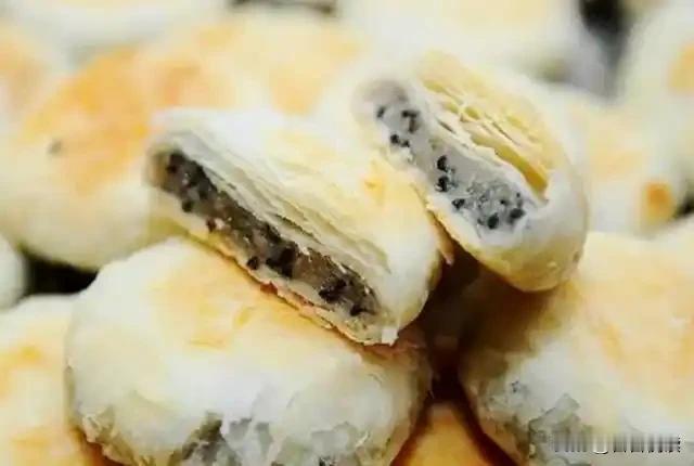 矮子馅饼到底算荆州的，还是荆门的？客观地说，应该算荆门的小吃。做这个饼的手艺人叫