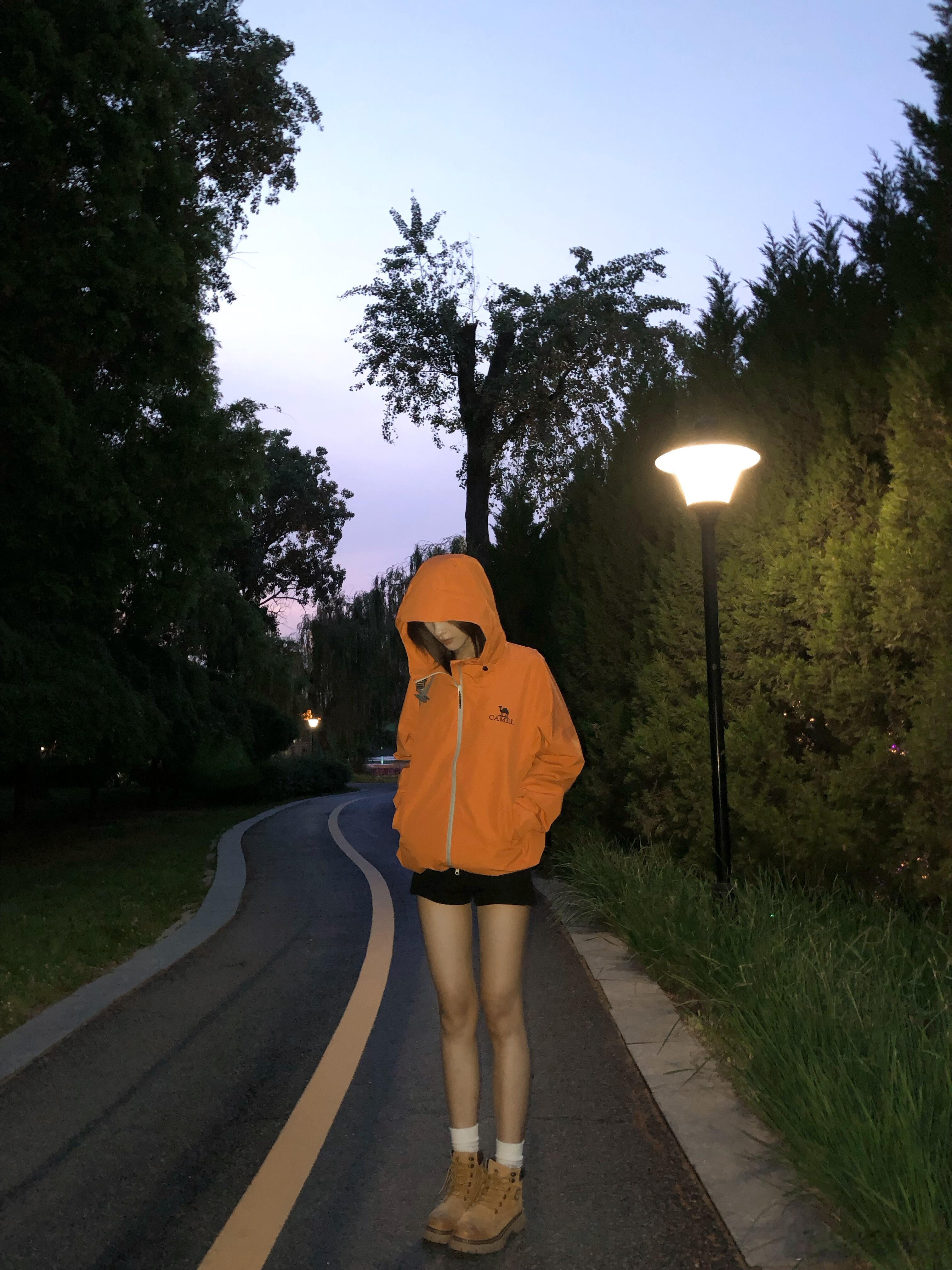 🌙夜跑风穿搭，舒适又吸睛✨🌿夜晚的公园，微风轻拂，这样的氛围太适合来一场轻松