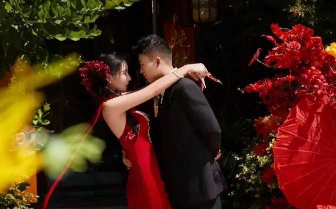 不懂爱恨情仇煎熬的我们，都以为相爱就像风云的善变，相信爱一天，抵过永远，在这一刹