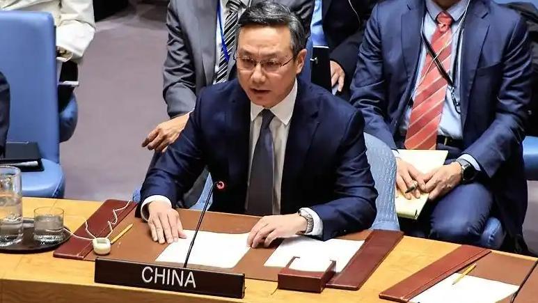 80年前东京审判的警钟犹在耳畔，但日本右翼势力却屡屡挑战历史底线。中国常驻联合国