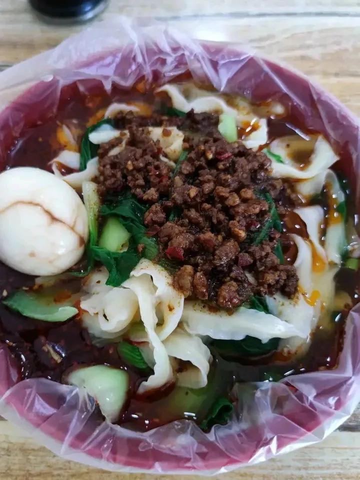 现在为什么很多路边摊要在碗里套个塑料袋？连饭店都这样！

今天我去饭店里吃饭，连
