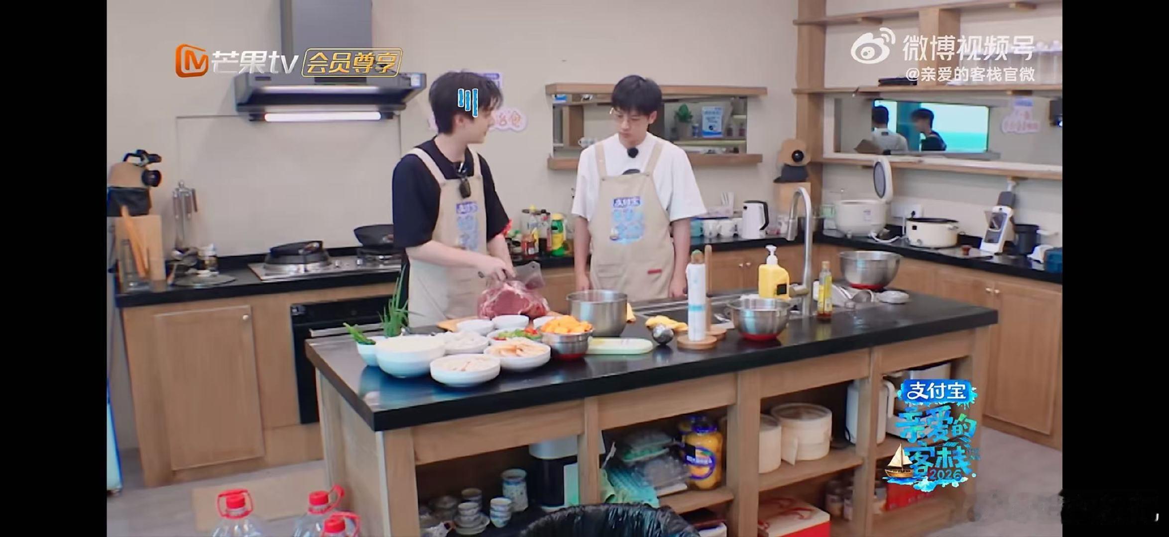吴泽林张宸逍大战冻牛肉 亲爱的客栈《亲爱的客栈》后厨里，吴泽林拿出那块像石头一样