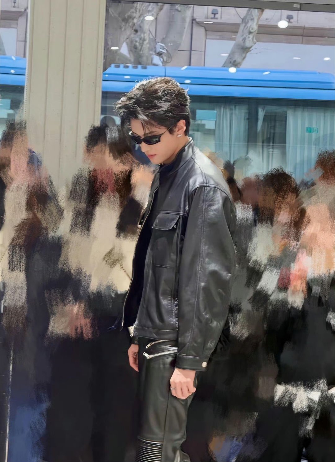 闫桉的腿像开了长腿特效到底是吃什么长这么高的呀这个颜值真的没得说好吗 