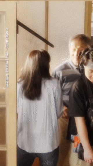 张佳宁将搭档成龙大哥，出演电影《过家家》女主角。这对全新组合在片场互动超有爱，欢
