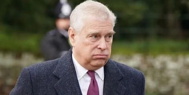 英国王室又塌房了，这次栽的还是国王查尔斯三世的亲弟弟安德鲁，谁能想到这位曾经养尊