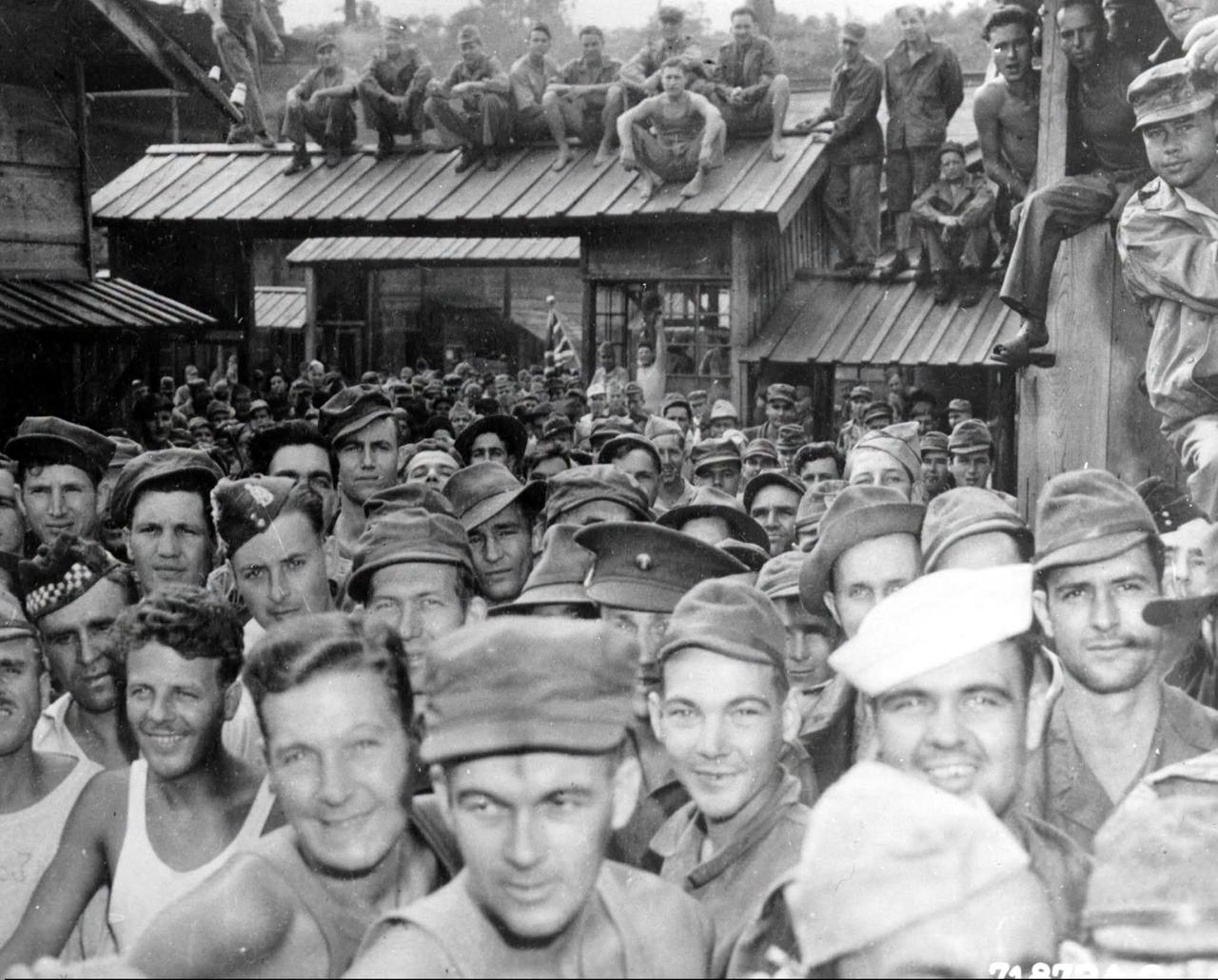 这张历史照片记录了1945年9月，位于日本本州岛的“花轮”（Hanowa）六号战