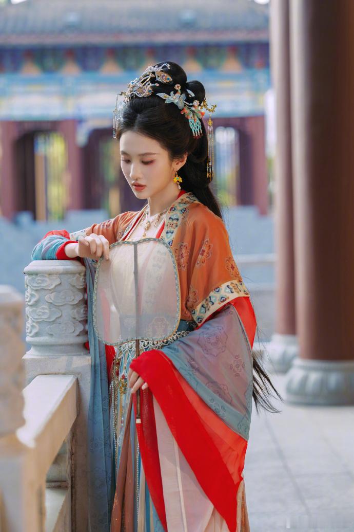张慧雯女儿国国王即视感张慧雯神女降临端庄华贵的古风造型太出彩，温婉大气，既有女王