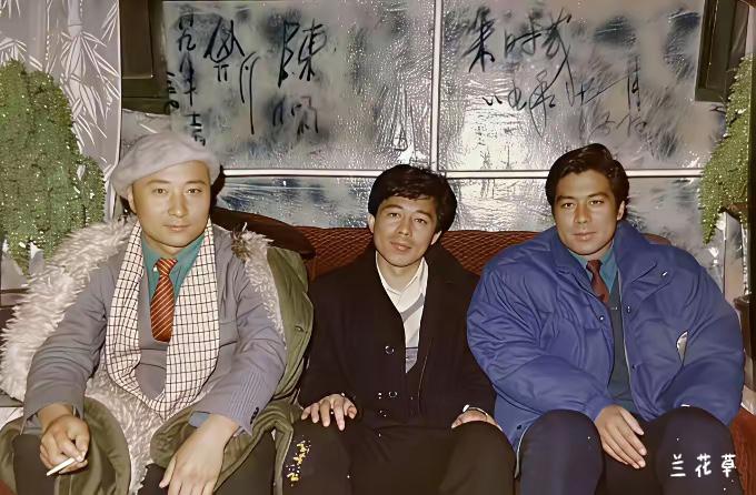 在这张照片中，我们都认出了陈佩斯和朱时茂，可是中间这一位是谁呢？
百度、豆包都分