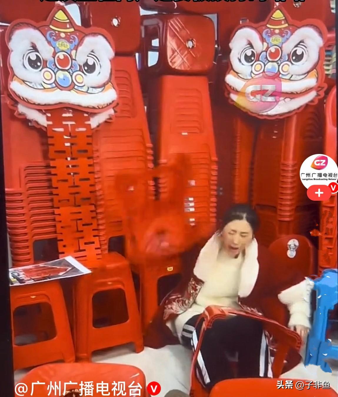 近日，贵州一主播在直播卖塑料凳子，为了证明凳子的质量好，一个主播在说凳子是正品好