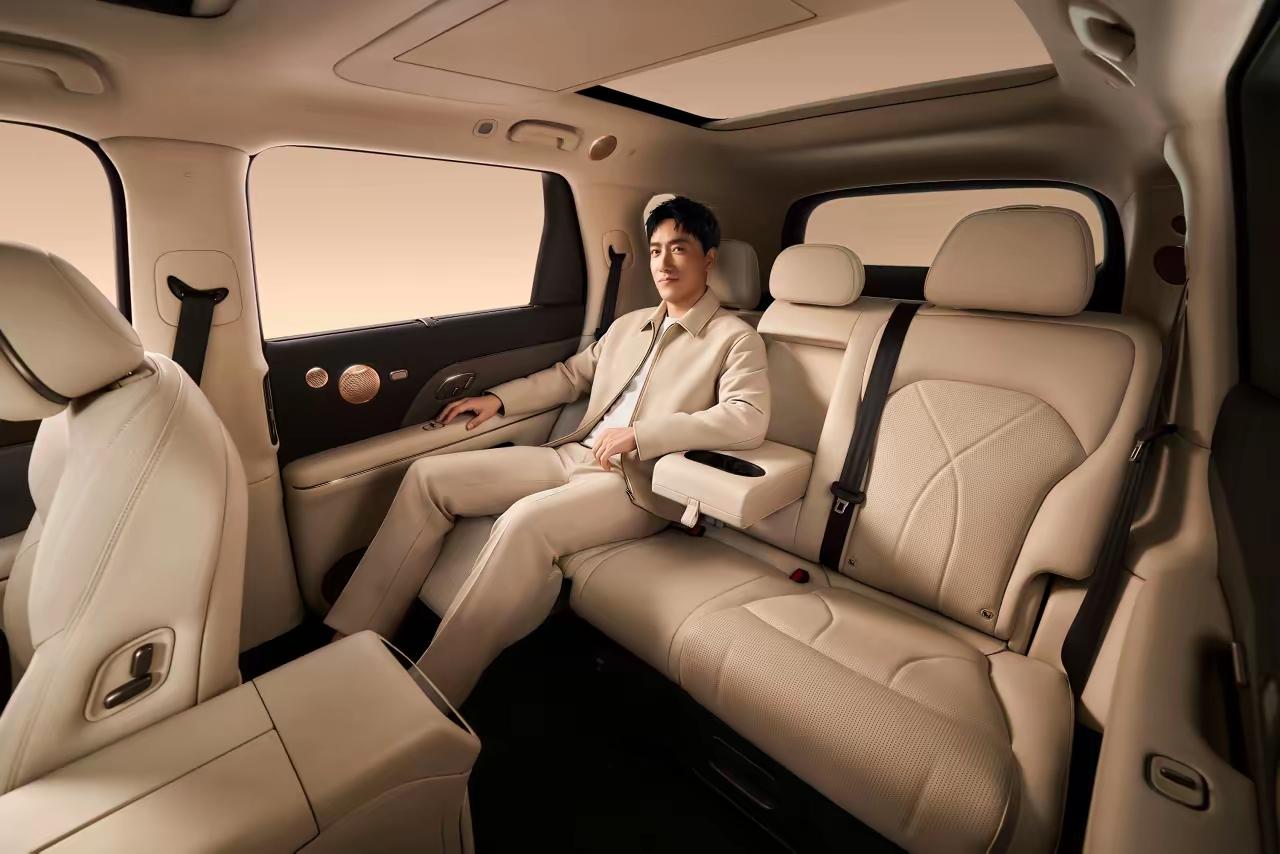 1米89的大个子坐在这款车里，依旧很从容，Ultra Wide³超宽体座舱真的太