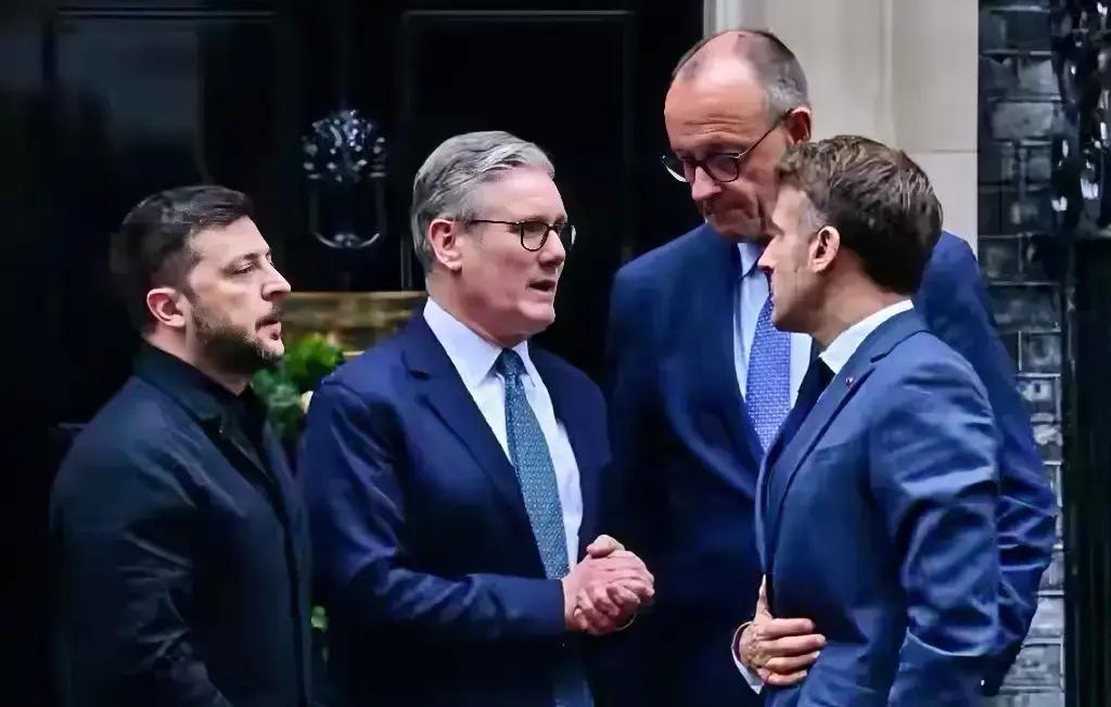 急眼了！英国表态！
先顺着说，美国援乌这两年时紧时松，让泽连斯基压力山大。202