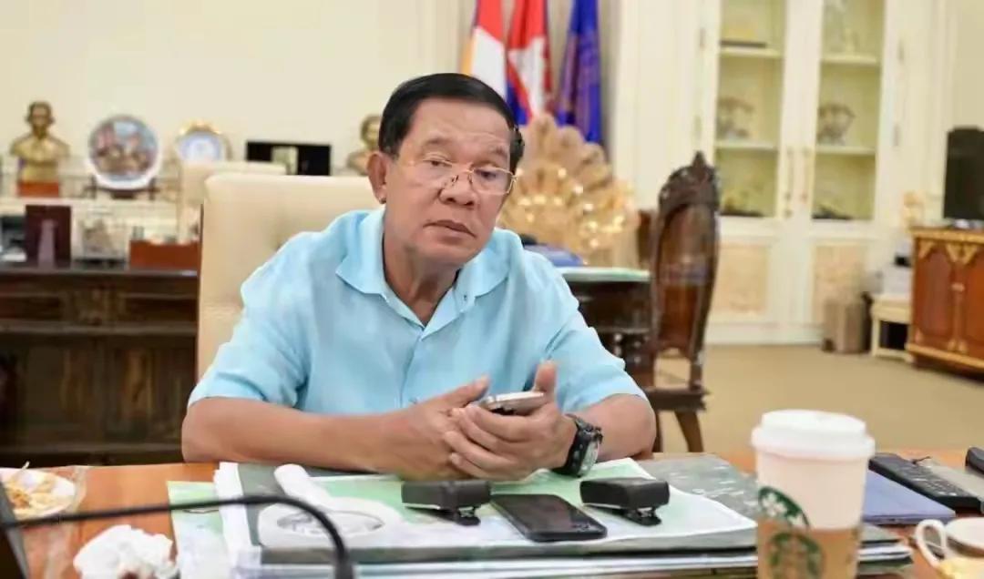 先坑中国再惹泰国，柬埔寨如今被揍得不轻！中国冷眼旁观，其实是在教它做人
 
一边